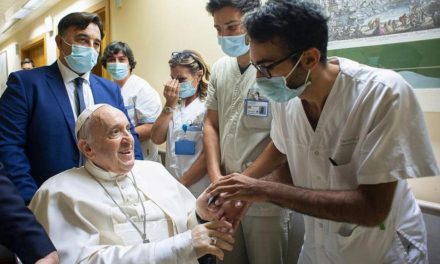 Paavi Franciscus: Nuoret ja vanhat yhdessä